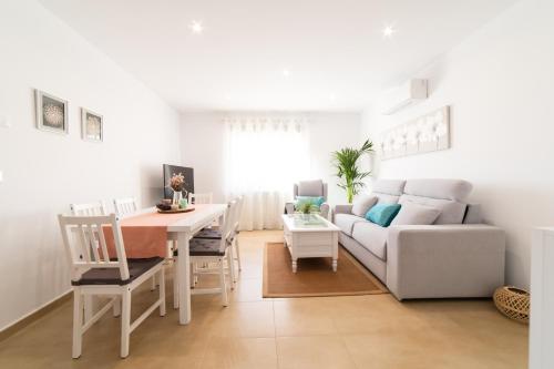 sala de estar con sofá blanco y mesa en Apartamentos Turísticos Casa Morocho, 