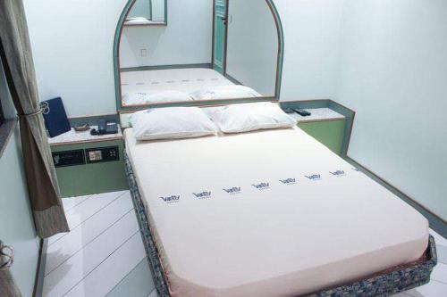 two bunk beds in a room with a desk at Hotel Vanity para adultos in Rio de Janeiro