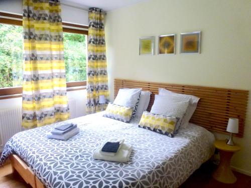 - une chambre avec un lit avec deux oreillers et une fenêtre dans l'établissement Chez-luc, à Allinges