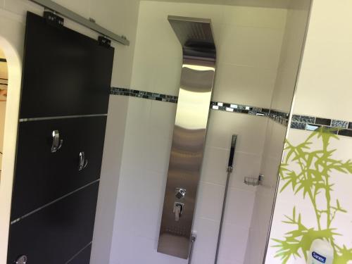 La salle de bains est pourvue d'une cabine de douche en noir et blanc. dans l'établissement Chez-luc, à Allinges