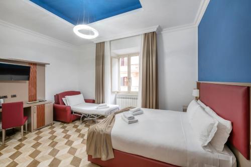 une chambre d'hôtel avec un lit et une chaise dans l'établissement The Five Oscars Inn, à Rome