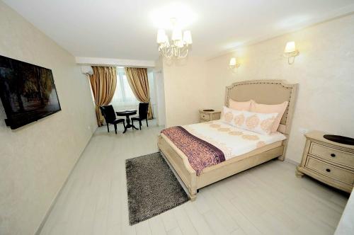 una camera da letto con un letto, un tavolo e delle sedie di Apartament Panoramic a Galaţi