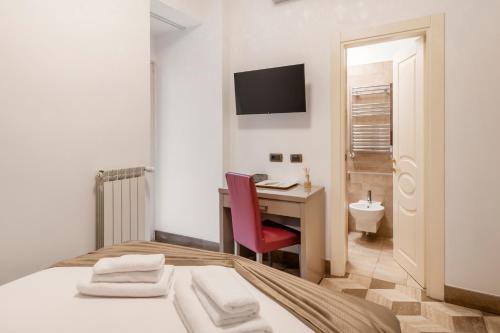 ローマにあるザ ファイブ オスカーズ インのベッドルーム1室(デスク、ベッド1台、赤い椅子付)