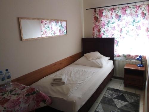 niewielka sypialnia z łóżkiem i oknem w obiekcie Villa Minerva w Zielonej Górze