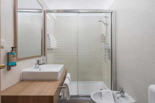 a bathroom with a sink and a shower at Vista Rio - apartamento in Portimão