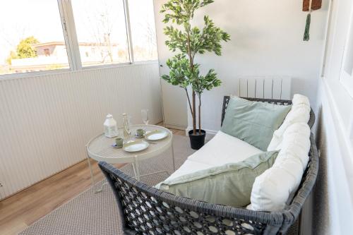 uma sala de estar com um sofá e uma mesa em SAMIL PLAYA SUR em Vigo