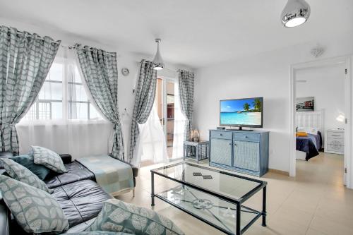 TOP FLOOR, Sea View, Huge Terrace, Heated Pool, Garage