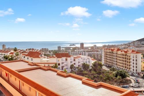 TOP FLOOR, Sea View, Huge Terrace, Heated Pool, Garage