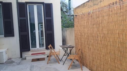 2 Stühle und ein Tisch vor einem Haus in der Unterkunft casa vacanza fronte mare Fano Sassonia 2 in Fano