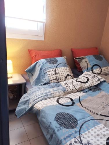 une chambre avec deux lits et une table et une fenêtre dans l'établissement Appartement Vias-Plage, à Vias