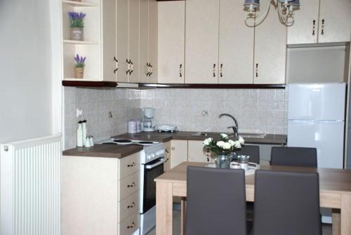 A kitchen or kitchenette at Vintage Home