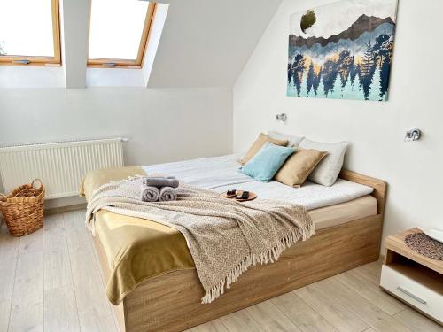een slaapkamer met een bed met een deken erop bij Ruda Sowa in Nowa Ruda