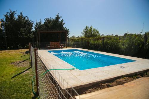 una piscina con una valla alrededor en Quinta La Inocencia en Trenque Lauquen