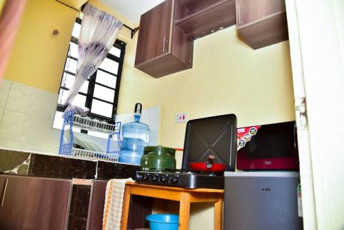uma cozinha com fogão e bancada em 1 bedroom Kiambu Rd em Kiambu