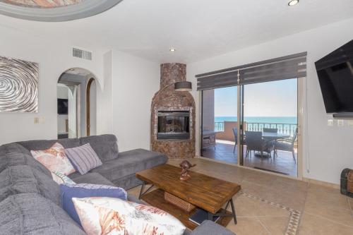 Χώρος καθιστικού στο Bella Sirena 502-A Beachfront Luxury - Best Views, Best Location