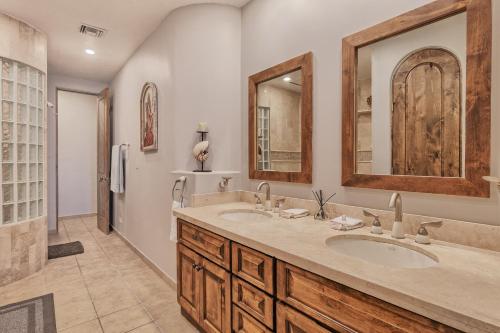 a bathroom with two sinks and a large mirror at Bella sirena 502-A in Puerto Peñasco