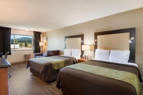 Habitación de hotel con 2 camas y ventana en Rodeway Inn & Suites Hwy 217 & 26 W, en Portland