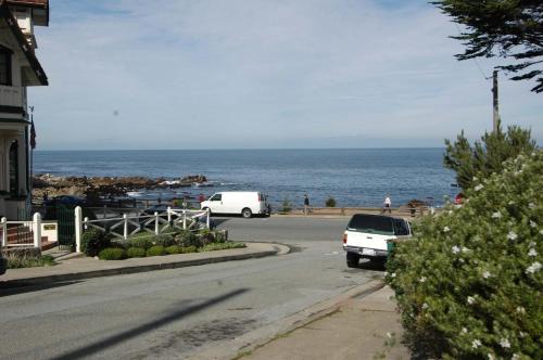 una furgoneta blanca estacionada en una calle junto al océano en 3118 Yellow House Main home, en Pacific Grove