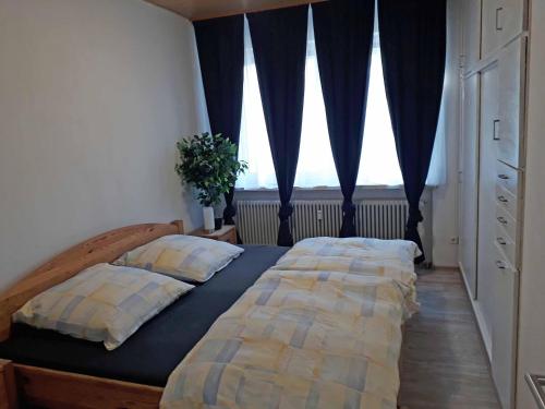 2 camas en un dormitorio con ventana en Fewo-Heikenberg-mit-Schwimmbad, en Bad Lauterberg