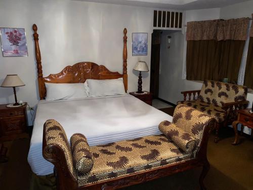 sypialnia z dużym łóżkiem i krzesłem w obiekcie Home away from home w mieście Mandeville