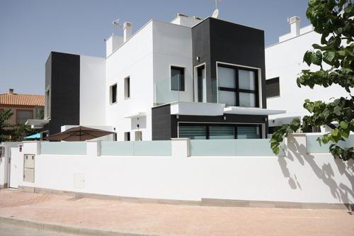 a white house with a black and white wall at Villamar in San Pedro del Pinatar