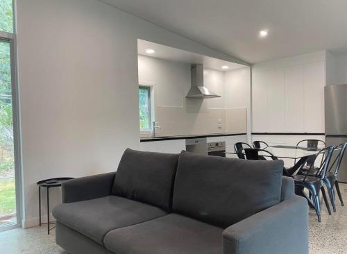 sala de estar con sofá y mesa en The Lakes - Kai Iwi Lakes Exclusive Retreat en Kaihu