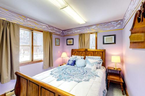 1 dormitorio con 1 cama grande con almohadas azules en Blue Lagoon Escape Unit-A en Boothbay