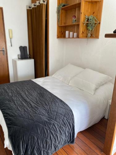 une chambre avec un grand lit avec un plancher en bois dans l'établissement Reims confort, à Reims