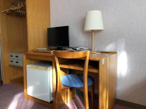 escritorio con ordenador y silla con lámpara en Aizu Kogen International Human Resources Center - Vacation STAY 65652v, en Minamiaizu