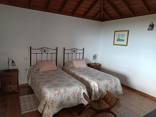 two beds sitting next to each other in a room at Casa Las Caracolas in Villa de Mazo