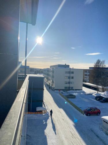 ロヴァニエミにあるCity Studio Ukkoの雪の中の建物の上を歩く人