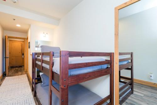 - 2 lits superposés dans une chambre avec un miroir dans l'établissement Bear Creek Lodge 309B Hotel Room, à Telluride