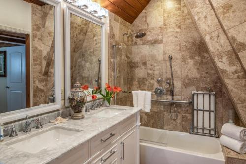 y baño con 2 lavabos y ducha. en 3796 The Madden Suite apts, en Carmel