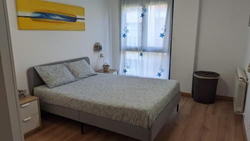 リバデセリャにあるApartamento Los Naranjosの小さなベッドルーム(ベッド1台、窓付)