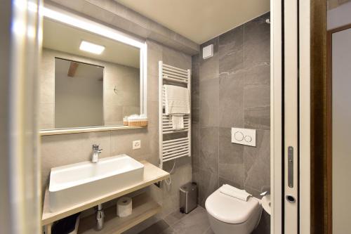Koupelna v ubytování Hôtel Rousseau Plus