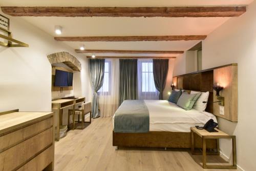 Postel nebo postele na pokoji v ubytování Hôtel Rousseau Plus