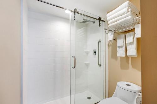 Ένα μπάνιο στο Country Inn & Suites by Radisson, Grandville-Grand Rapids West, MI