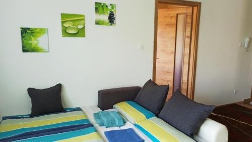 sala de estar con sofá y cama en Nagyerdő - Simonyi út en Debrecen