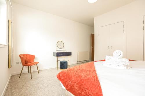 Postel nebo postele na pokoji v ubytování Riverside Modern 2 Bedroom Flat