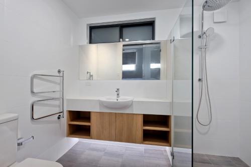 uma casa de banho com um lavatório e um chuveiro em Monument Chalet in Crakenback Resort em Crackenback
