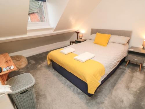 En eller flere senge i et værelse på Saints Cottage