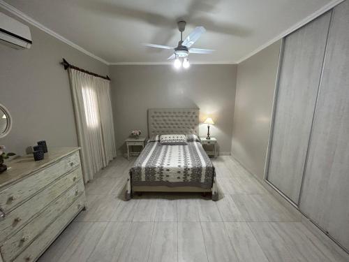 1 dormitorio con 1 cama y ventilador de techo en Piedra Rosada en Santiago del Estero