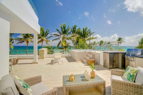 eine Terrasse mit Meerblick in der Unterkunft Costa Atlantica Punta Cana - Beach Vacation Condos in Punta Cana