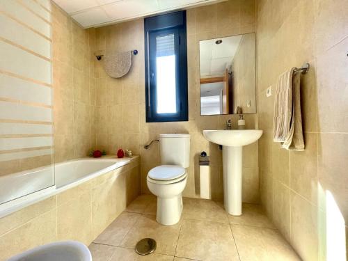 łazienka z toaletą, umywalką i wanną w obiekcie Apartment near beach with pools in Spain w mieście Los Amarguillos