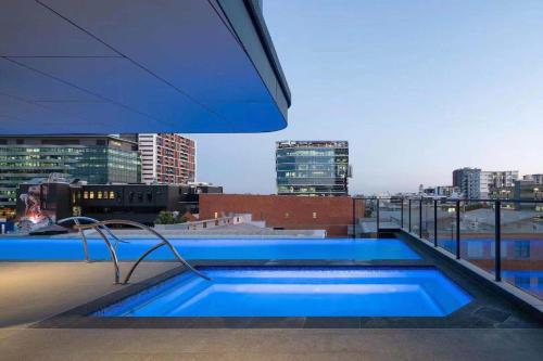 une piscine sur le toit d'un bâtiment dans l'établissement Kooii Apartments, à Brisbane