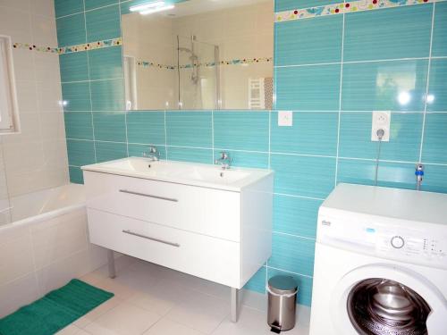 La salle de bains est pourvue d'un lavabo et d'un lave-linge. dans l'établissement Cottage, St Pabu, à Kervasdou