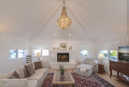 ein Wohnzimmer mit einem Sofa und einem Kamin in der Unterkunft 3817 Caledonia Bay Lookout home in Pacific Grove