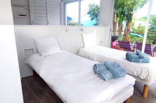 Villa Nirvana vue Mer piscine plage de Petit Havre a 200 metreにあるベッド