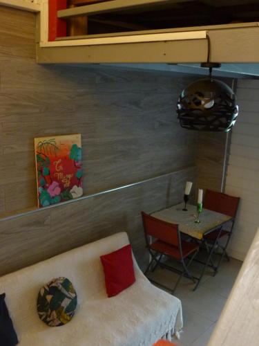 een woonkamer met een bank en een tafel bij Ti Mango Fil in Le Gosier