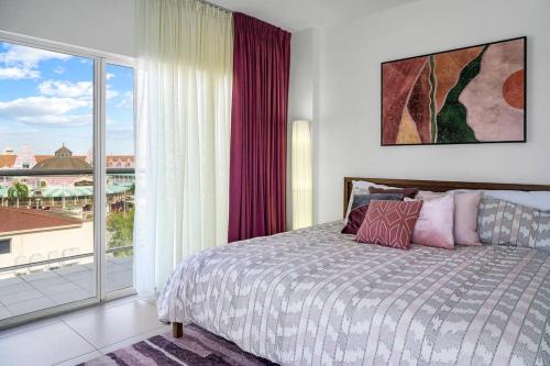 a bedroom with a bed and a large window at Milateo Suite in Oranjestad